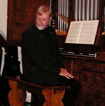 Piet Cnossen aan het kabinetorgel in de protestantse kerk te Lathum